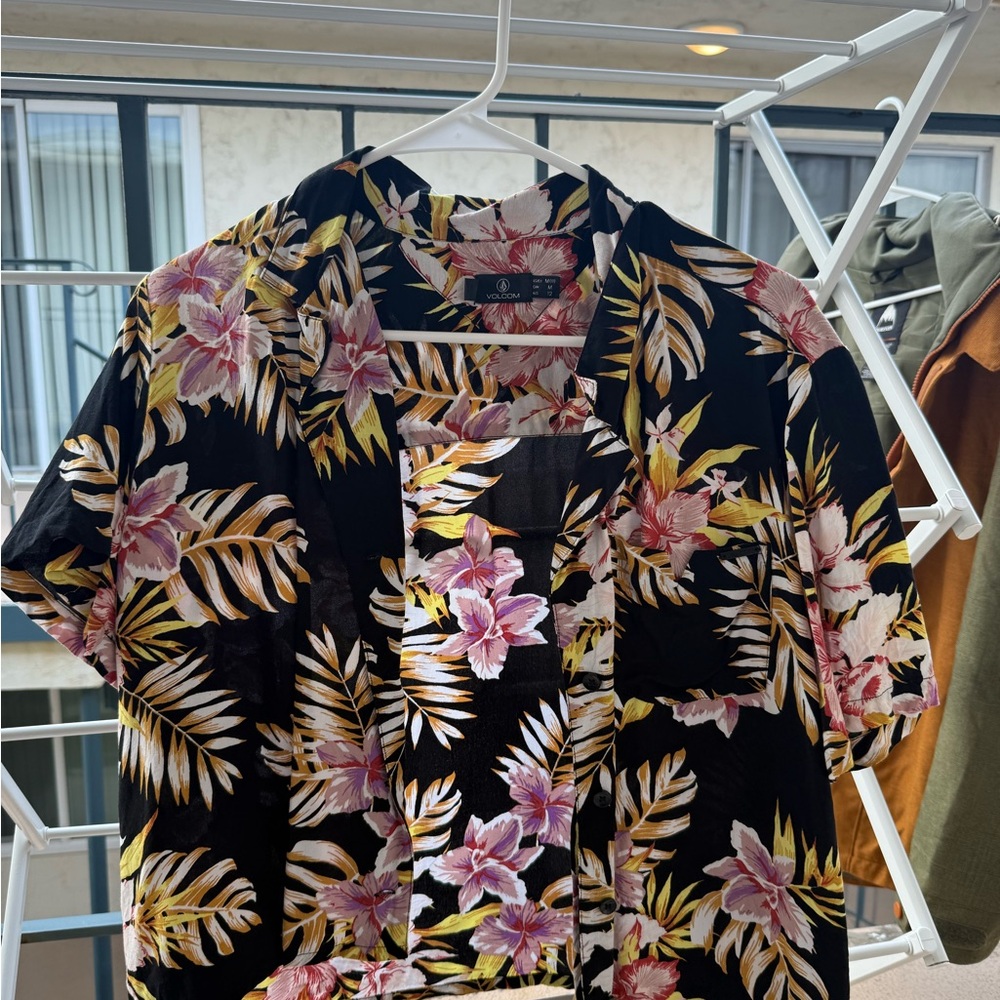 Volcom women’s floral  Black Hawaiian Shirt